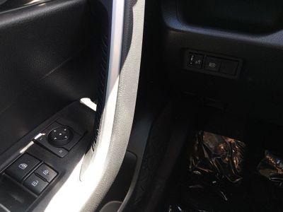 2025 Toyota RAV4 - Photo 13