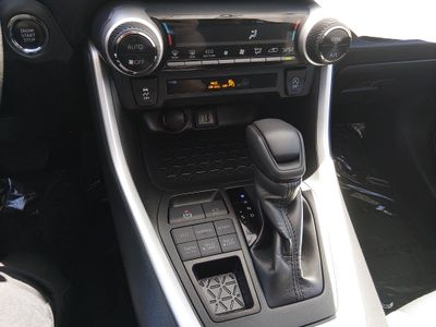 2025 Toyota RAV4 - Photo 17