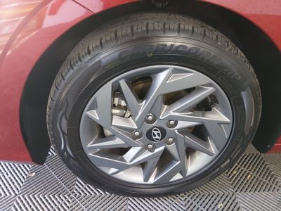 2024 Hyundai Elantra — photo 10 view