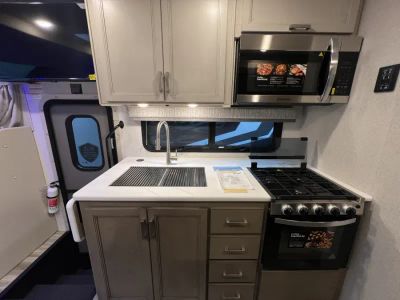 2027 Thor Motor Coach MAGNITUDE GRAND — photo 8 view