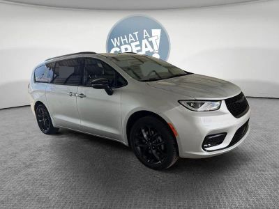 2026 Chrysler Pacifica Select in Silver Mist Clear-Coat Exterior Paint — front three-quarter view