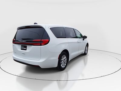 2024 Chrysler Pacifica - Photo 7
