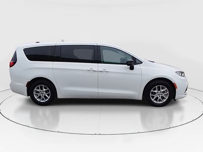2024 Chrysler Pacifica - Photo 8