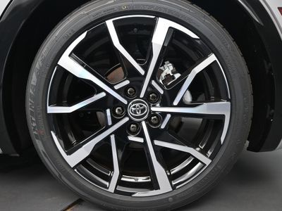 2025 Toyota Prius Plug-in Hybrid XSE Hatchback — photo 15 view