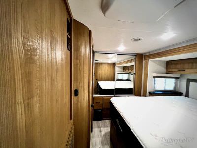 2025 Coachmen Leprechaun — photo 15 view