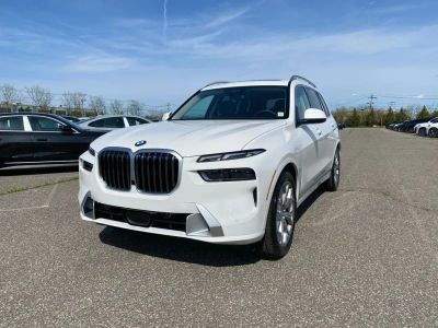 2027 BMW X7 xDrive40i in Alpine White — front three-quarter view
