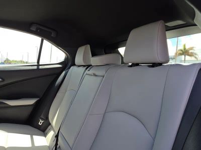 2023 Lexus UX — photo 17 view