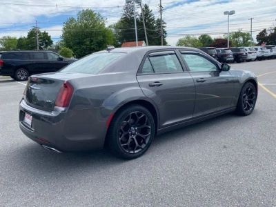 2019 Chrysler 300 — detail view
