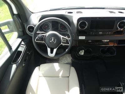 2025 Winnebago Navion - Photo 10