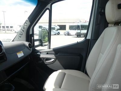 2025 Winnebago Navion - Photo 12