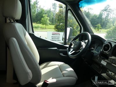 2025 Winnebago Navion - Photo 9