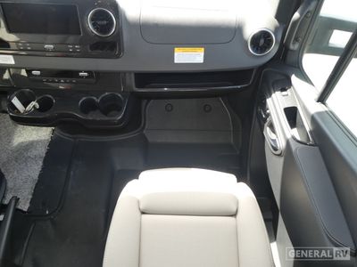2025 Winnebago Navion - Photo 11