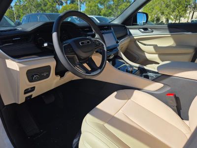 2026 Jeep Grand Cherokee — photo 13 view