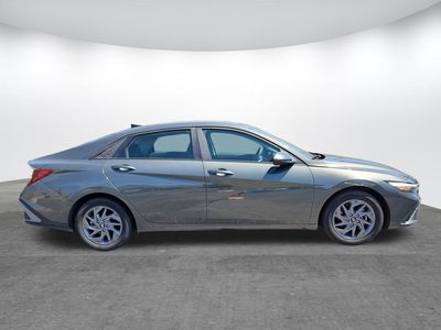 2024 Hyundai Elantra - Photo 2