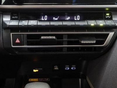 2025 Toyota Camry FWD - Photo 19