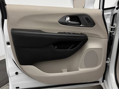 2022 Chrysler Pacifica - Photo 9