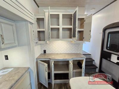 2021 Cougar 30RLS — photo 14 view