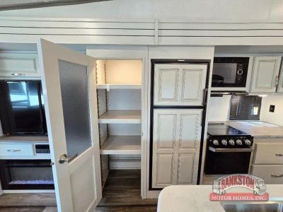 2021 Cougar 30RLS — photo 11 view