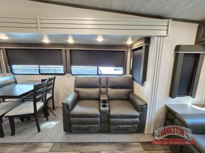 2021 Cougar 30RLS — photo 17 view