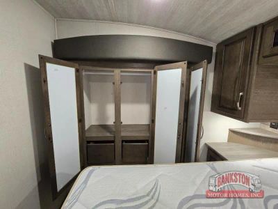 2021 Cougar 30RLS — photo 31 view