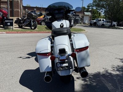 2025 Indian Motorcycle Challenger Limited 112 w/PowerBand Audio Ghost White Metallic with Black M - Photo 6