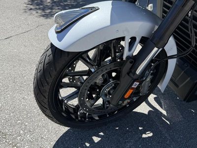 2025 Indian Motorcycle Challenger Limited 112 w/PowerBand Audio Ghost White Metallic with Black M - Photo 10