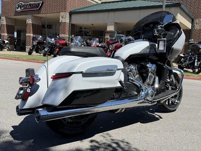 2025 Indian Motorcycle Challenger Limited 112 w/PowerBand Audio Ghost White Metallic with Black M - Photo 5