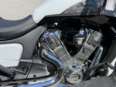 2025 Indian Motorcycle Challenger Limited 112 w/PowerBand Audio Ghost White Metallic with Black M - Photo 15