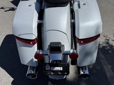 2025 Indian Motorcycle Challenger Limited 112 w/PowerBand Audio Ghost White Metallic with Black M - Photo 9