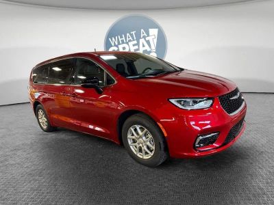 2026 Chrysler Pacifica Select in Red Hot Pearl-Coat Exterior Paint — front three-quarter view