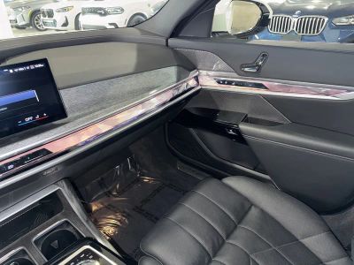 2025 BMW 7 Series — photo 32 view