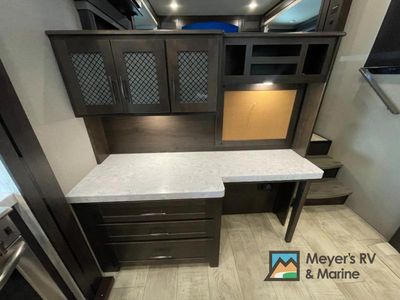 2021 Grand Design Momentum — photo 8 view
