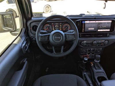 2026 Jeep Gladiator — photo 16 view