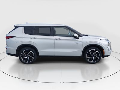 2024 Mitsubishi Outlander Plug-In Hybrid — photo 8 view