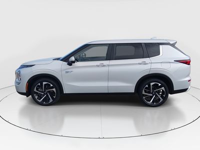 2024 Mitsubishi Outlander Plug-In Hybrid — interior view