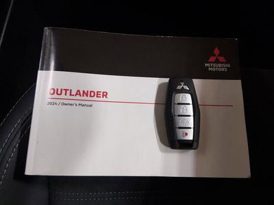 2024 Mitsubishi Outlander Plug-In Hybrid — photo 15 view