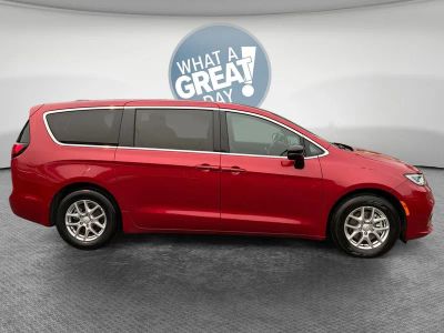 2025 Chrysler Pacifica — side profile view