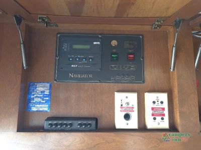 1999 Holiday Rambler Navigator — photo 40 view