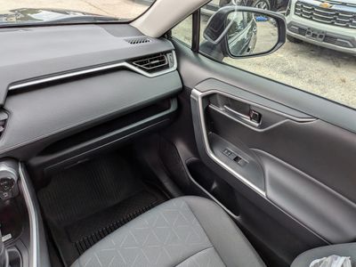2025 Toyota RAV4 - Photo 18