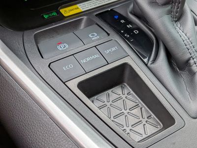 2025 Toyota RAV4 - Photo 31