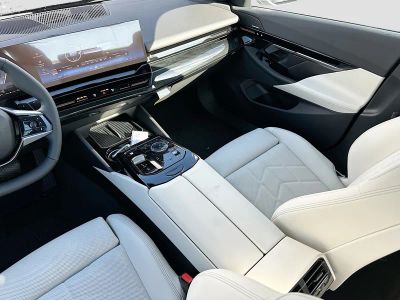 2026 BMW 5 Series — photo 18 view