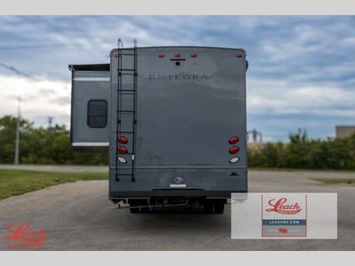 2026 Esteem XL 32U — photo 8 view