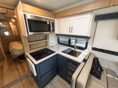 2027 Thor Motor Coach QUANTUM — photo 11 view