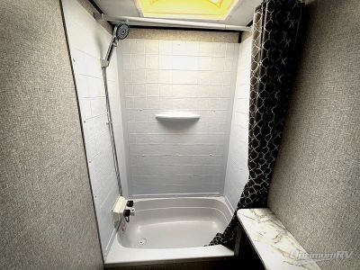 2020 Dutchmen Coleman Light — photo 16 view