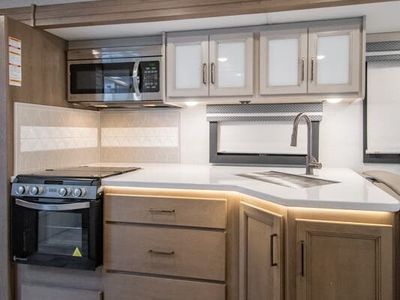 2026 Thor Motor Coach Hurricane - Photo 10