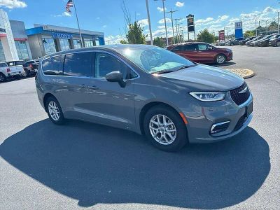 2023 Chrysler Pacifica — side profile view