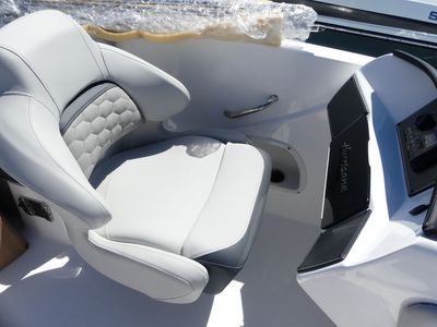 2025 Hurricane SunDeck Sport 218 OB - Photo 12
