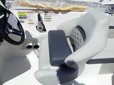 2025 Hurricane SunDeck Sport 218 OB - Photo 10