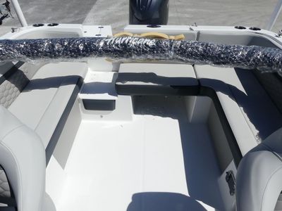 2025 Hurricane SunDeck Sport 218 OB - Photo 14