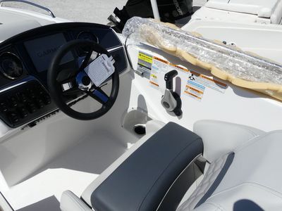 2025 Hurricane SunDeck Sport 218 OB - Photo 9